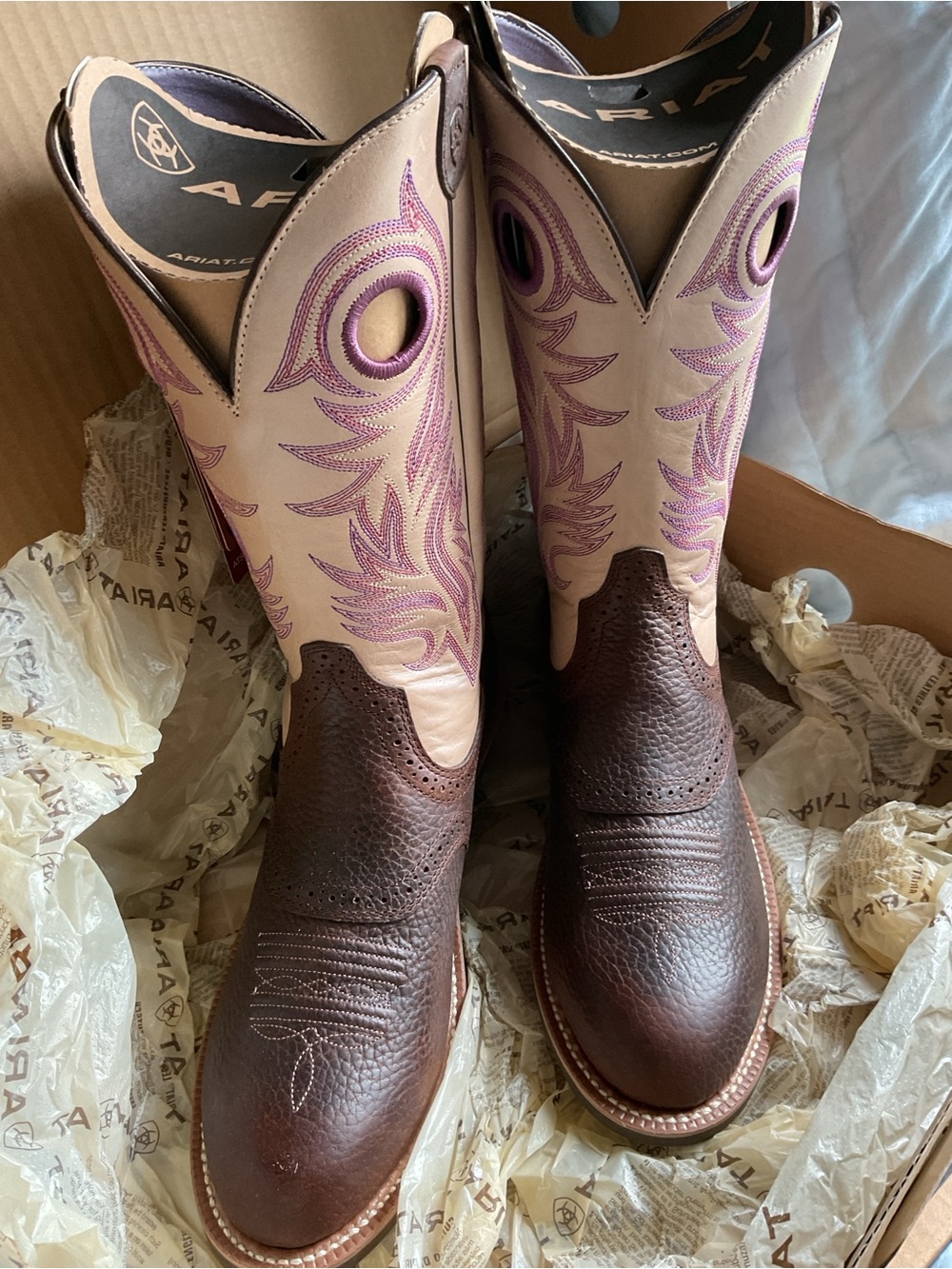 ARIAT NWT IN BOX SHADOW RIDERS 8B CHAMPAGNE PINK AND BROWN. BEAUTIFUL WESTERN .